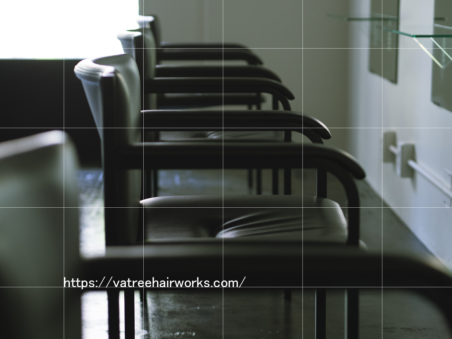 セット面と椅子が並ぶ落ち着いた美容室の内装