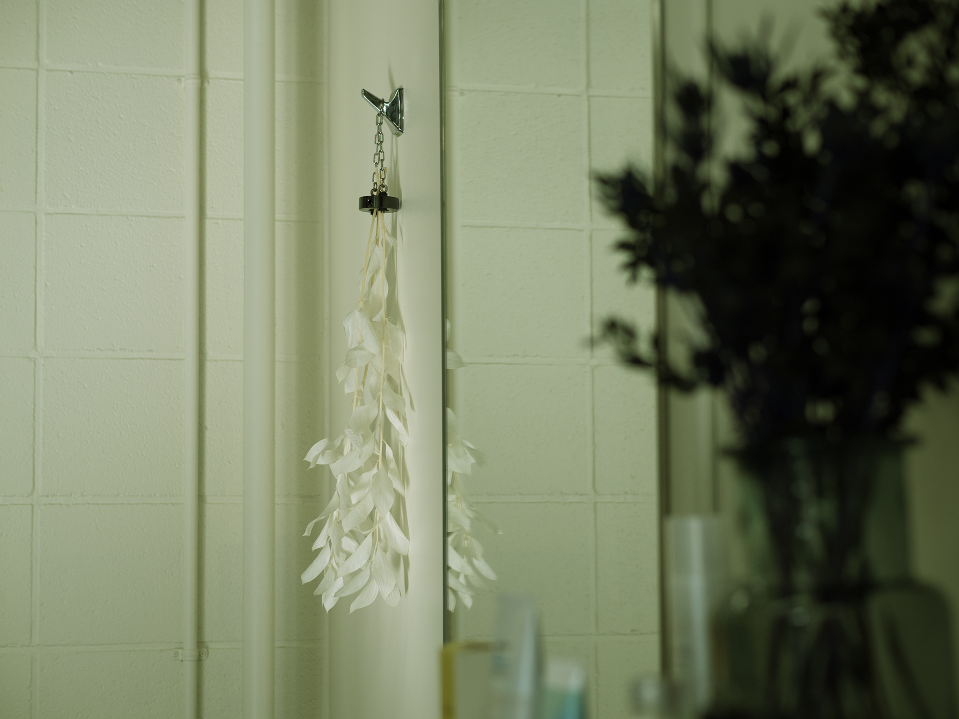 壁に吊るされたドライフラワーがある美容室の空間