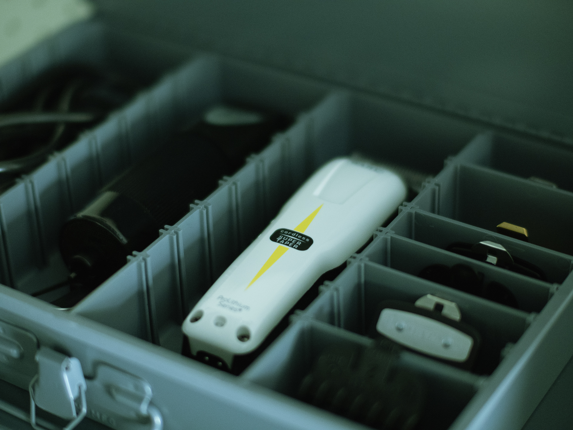 メンズカット用の道具 バリカンとシザー VATREE