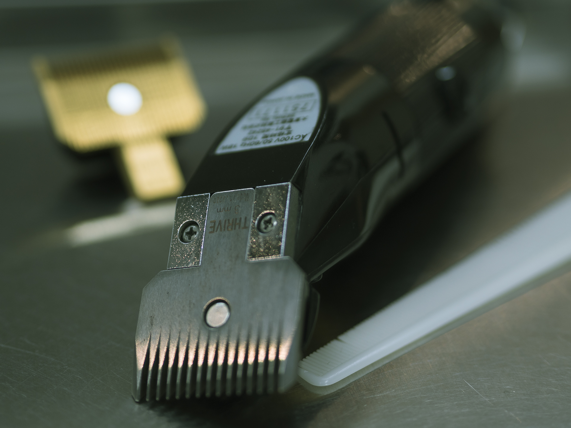 VATREEの店内 バリカンと施術道具 メンズカットの準備風景