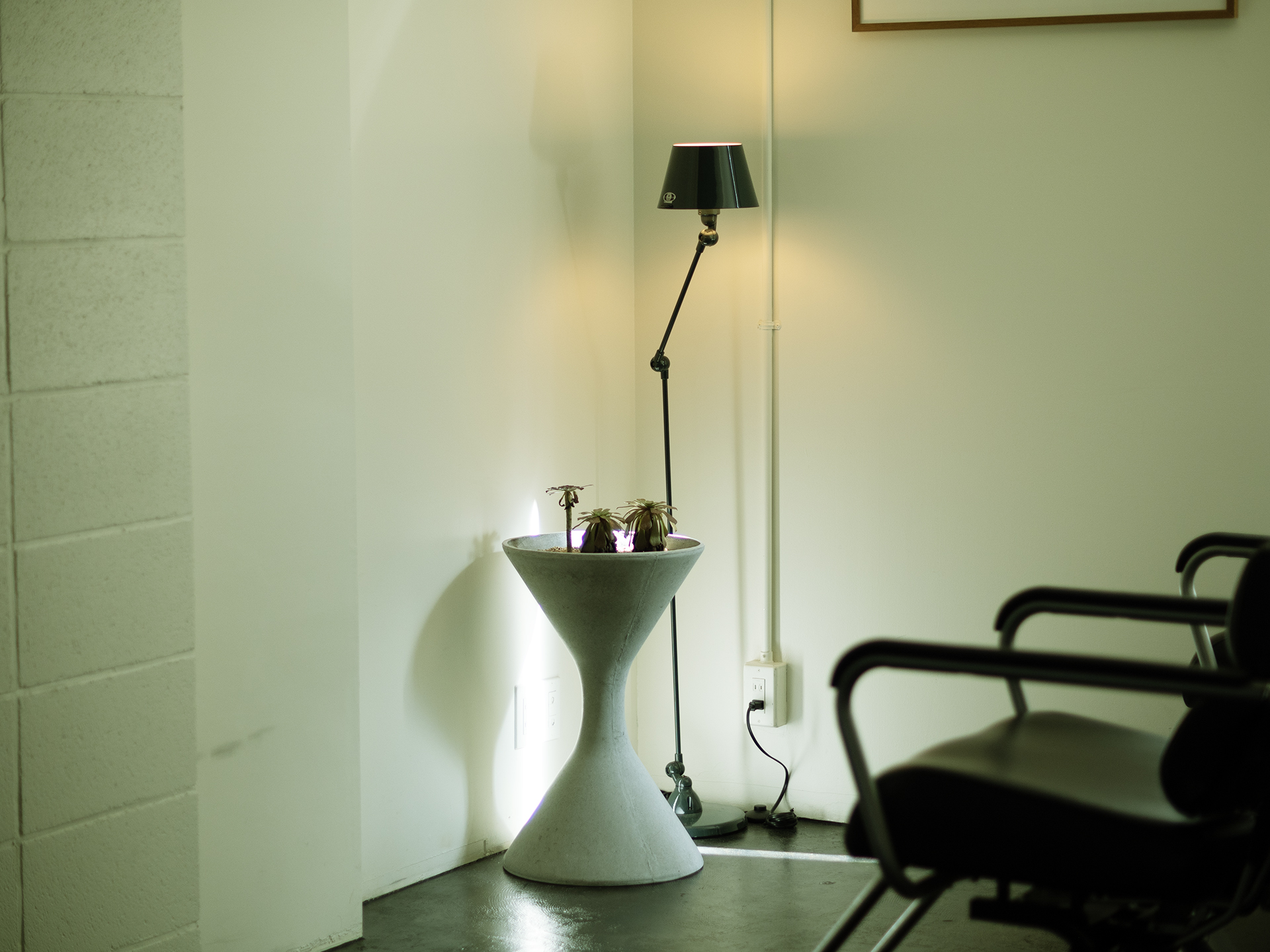 フロアライトと観葉植物がある落ち着いた店内