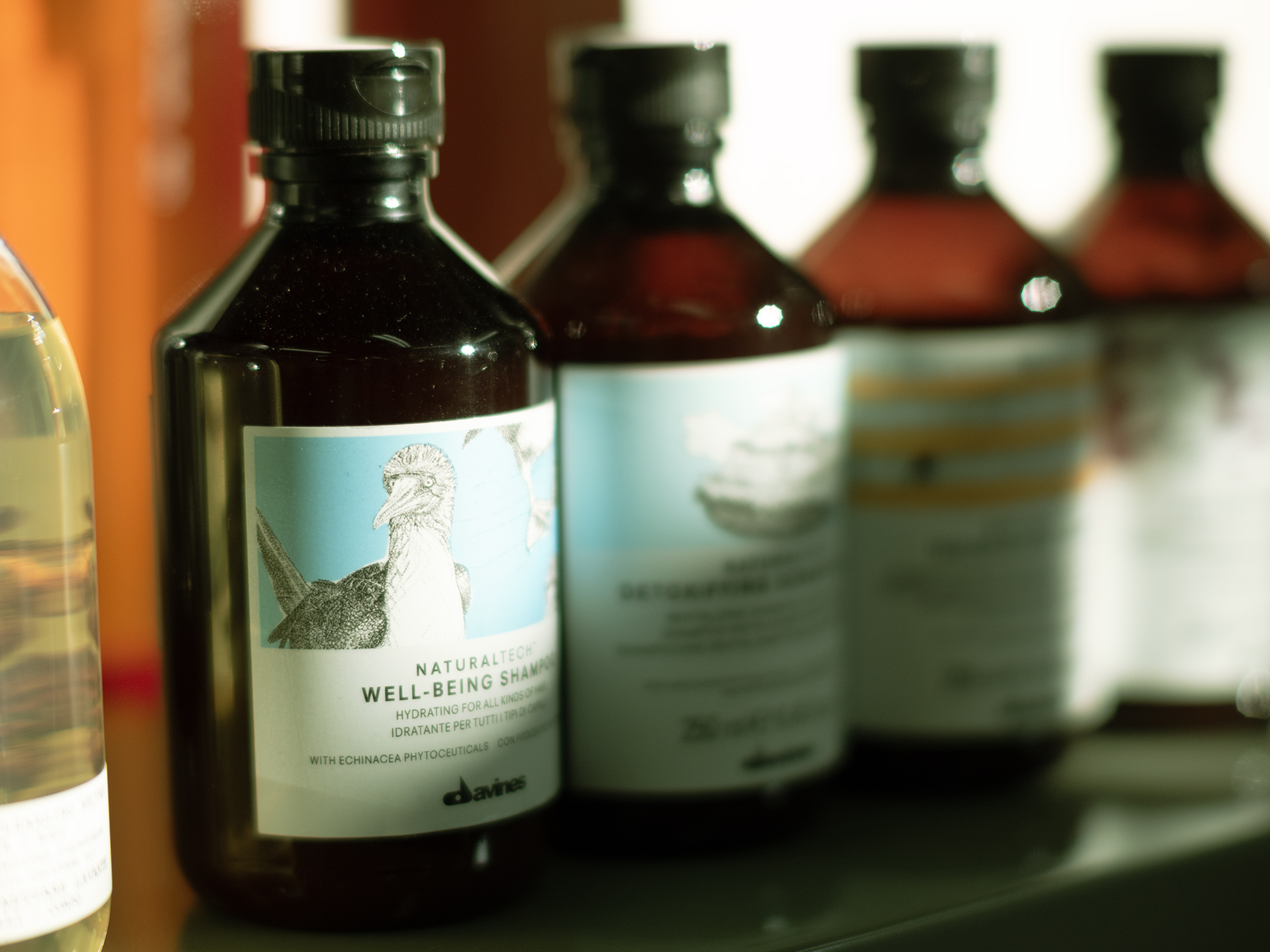 ダメージに配慮した薬剤を使用する美容室の製品棚