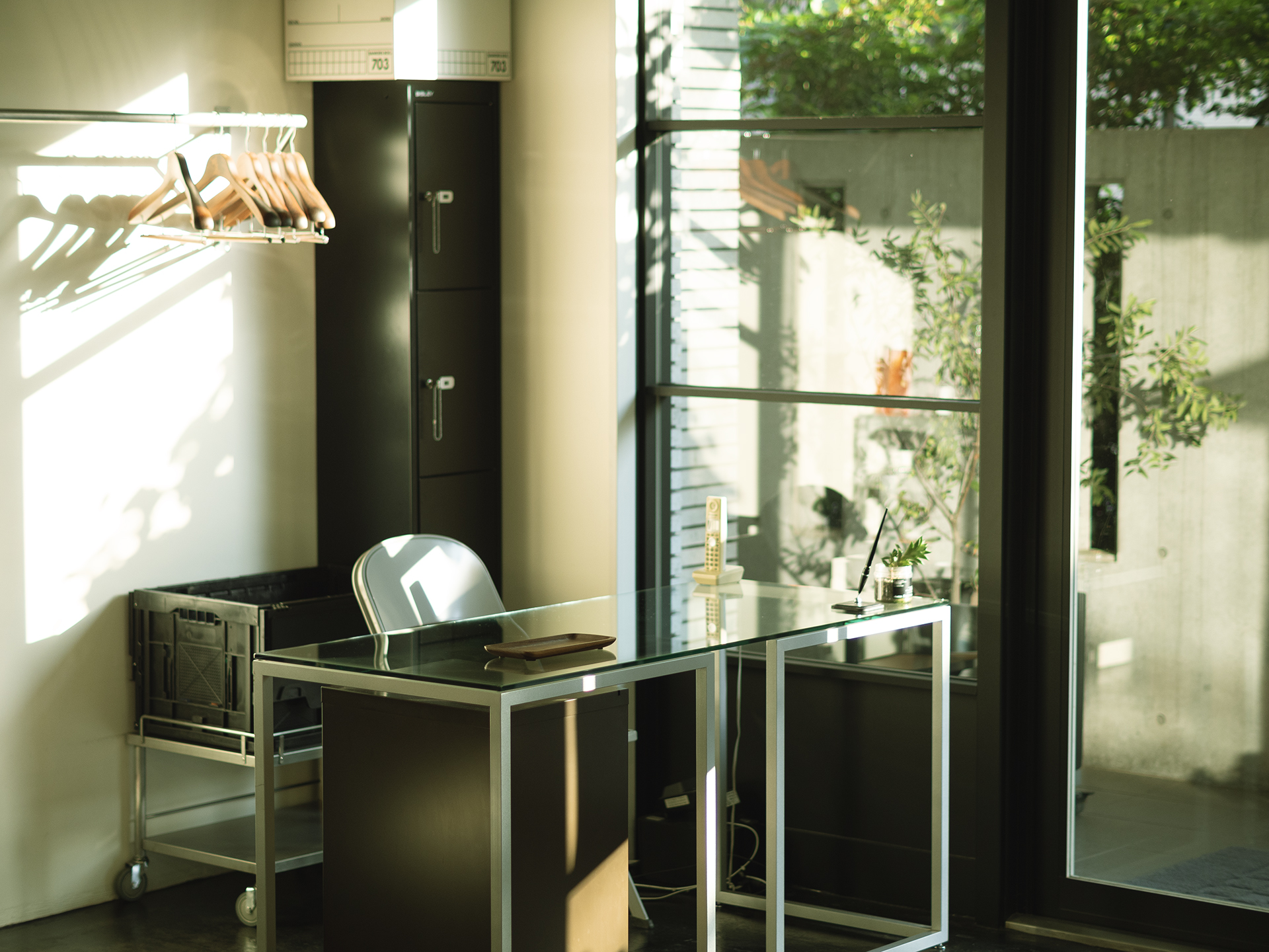 受付スペースに差し込む自然光のある店内