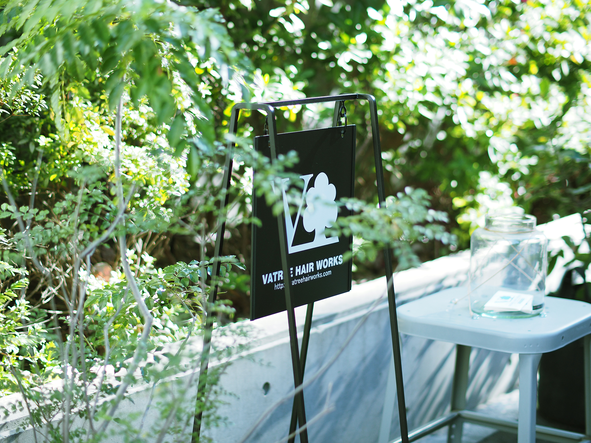 VATREEの外に置かれたシンプルなスタンド看板