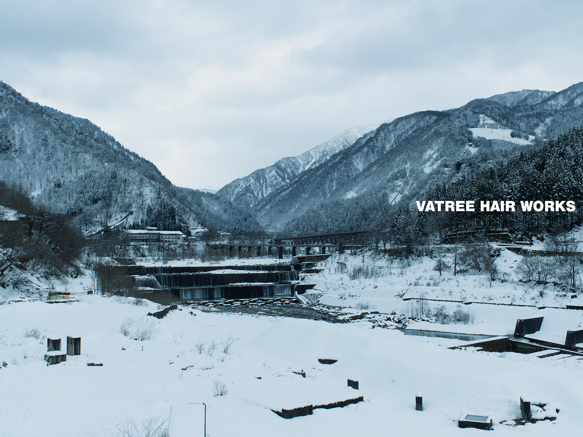 雪の積もった川の堰の風景